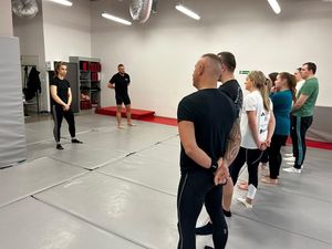 Zdjęcie przedstawiające instruktorów oraz uczestników szkolenia z samoobrony.
