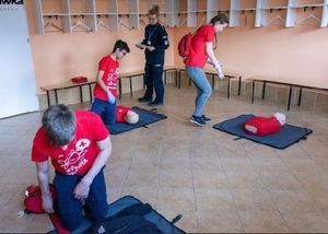 Zdjęcie przedstawiające policjantkę podczas sędziowania w zawodach młodzieżowych z pierwszej pomocy medycznej.