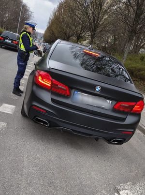 Zdjęcie przedstawiające policjantkę podczas kontroli kierowcy.