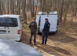 Zdjęcie przedstawiające dzielnicowego i strażnika leśnego podczas kontroli terenów leśnych.