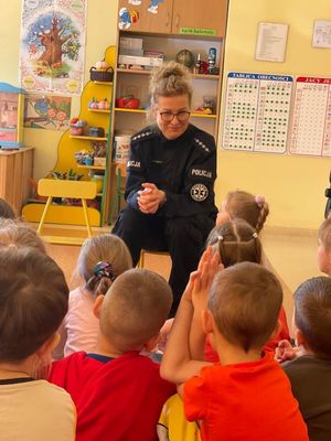 Zdjęcie przedstawiające policjantkę podczas spotkania z przedszkolakami.