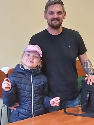 Zdjęcie przedstawiające policjanta z dzieckiem.