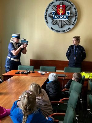 Zdjęcie przedstawiające policjantki i dzieci słuchające wykładu.