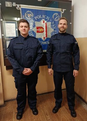 Zdjęcie przedstawiające nowo przyjętych policjantów.