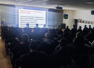 Zdjęcie przedstawiające policjantkę podczas prowadzenia szkolenia z żołnierzami.