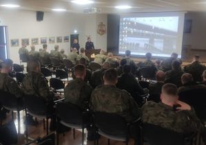 Zdjęcie przedstawiające policjantów podczas prowadzenia szkolenia z żołnierzami.