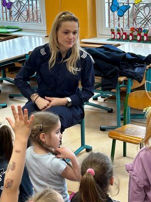 Zdjęcie przedstawiające policjantkę, która prowadzi zajęcia z przedszkolakami.
