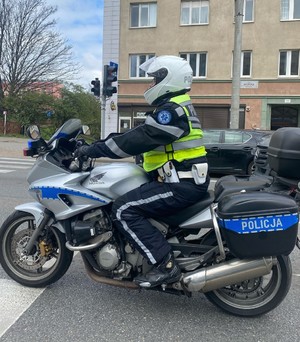 Wiosenna pogoda zachęca do podróży, na drogach pojawiają się motocykliści. W ramach działań profilaktycznych ,,Jednośladem bezpiecznie do celu’’, policjanci ruchu drogowego apelują o ostrożność, przestrzeganie przepisów oraz wzajemny szacunek i życzliwość na drodze.