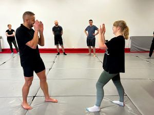 Zdjęcie wykonane podczas szkolenia pracowników służby zdrowia z zakresu samoobrony.