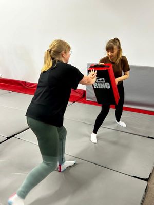 Zdjęcie wykonane podczas szkolenia pracowników służby zdrowia z zakresu samoobrony.