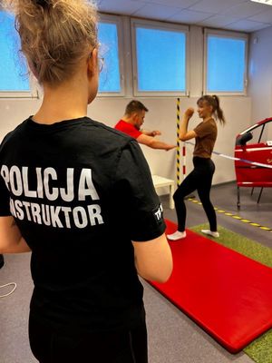 Zdjęcie wykonane podczas szkolenia pracowników służby zdrowia z zakresu samoobrony.