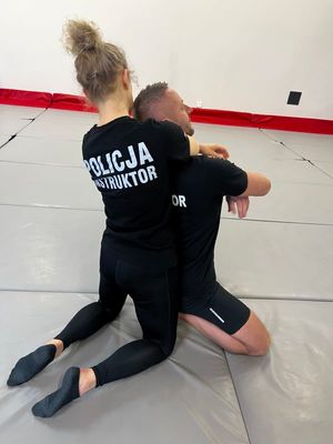 Zdjęcie wykonane podczas szkolenia pracowników służby zdrowia z zakresu samoobrony.