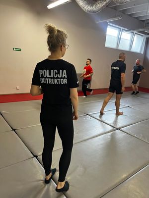 Zdjęcie wykonane podczas szkolenia pracowników służby zdrowia z zakresu samoobrony.