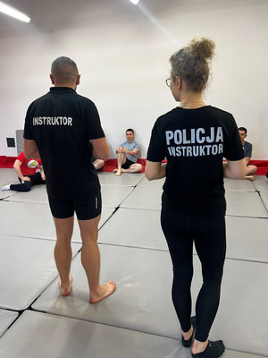 Zdjęcie wykonane podczas szkolenia pracowników służby zdrowia z zakresu samoobrony.