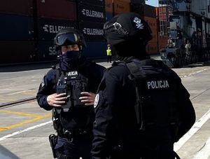 Zdjęcie wykonane podczas ćwiczeń dowódczo - sztabowych na terenie Terminalu Kontenerowego w Gdyni.