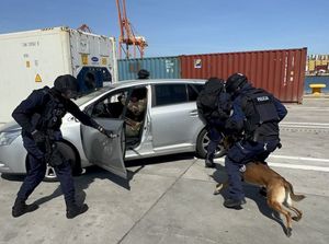 Zdjęcie wykonane podczas ćwiczeń dowódczo - sztabowych na terenie Terminalu Kontenerowego w Gdyni.