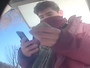 Zdjęcie przedstawiające mężczyznę z telefonem w ręku, który może mieć związek z oszustwem.
