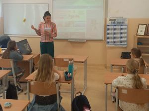 Zdjęcie przedstawiające nauczycielkę i dzieci.