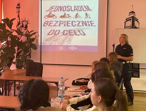 Zdjęcie przedstawiające policjantkę podczas prowadzenia zajęć z dziećmi.