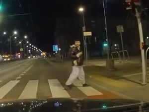 Zdjęcie przedstawiające mężczyznę, który może mieć związek z uszkodzeniem pojazdu.