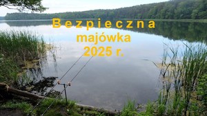 Zdjęcie przedstawiające jezioro i na jego tle napis Bezpieczna majówka 2025 r.