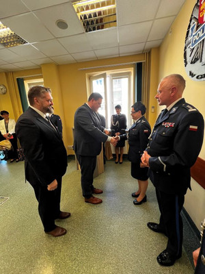 Zdjęcie przedstawiające uroczystość oficjalnego objęcia funkcji Komendanta Miejskiego Policji w Gdyni.