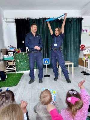 Zdjęcie przedstawiające policjantkę i policjanta podczas spotkania z przedszkolakami.