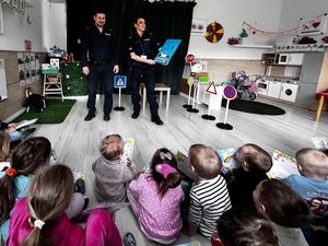 Zdjęcie przedstawiające policjantkę i policjanta podczas spotkania z przedszkolakami.