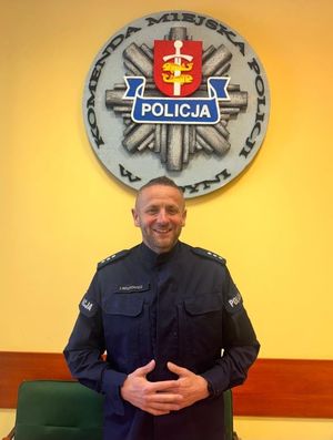 Zdjęcie przedstawiające policjanta, który otrzymał podziękowanie od obywatela za udzielenie pomocy medycznej do czasu przyjazdu ratowników medycznych.