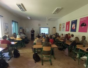 Zdjęcie przedstawiające policjantkę ruchu drogowego podczas prowadzenia zajęć z uczniami.