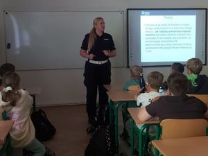Zdjęcie przedstawiające policjantkę ruchu drogowego podczas prowadzenia zajęć z uczniami.