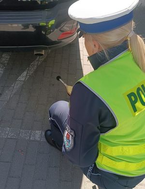 Zdjęcie poglądowe, przedstawiające policjantkę z urządzeniem do pomiaru hałasu.