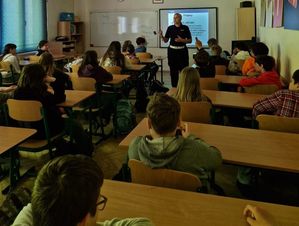 Zdjęcie przedstawiające policjantkę podczas prowadzenia zajęć z uczniami.