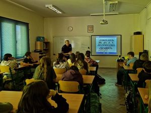 Zdjęcie przedstawiające policjantkę podczas prowadzenia zajęć z uczniami.