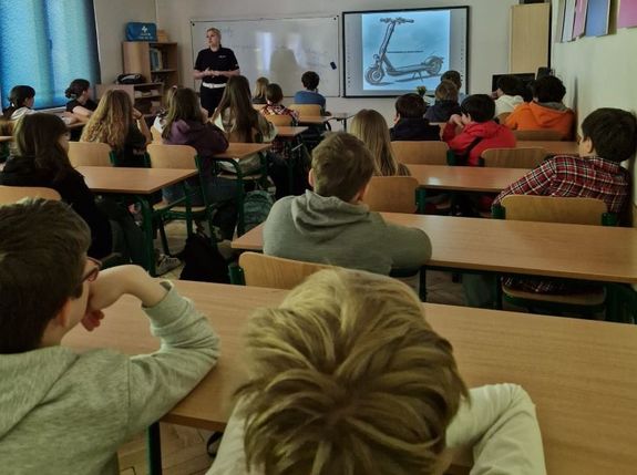 Zdjęcie przedstawiające policjantkę podczas prowadzenia zajęć z uczniami.