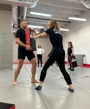 Zdjęcie przedstawiające policjantkę i policjanta, w trakcie prowadzenia zajęć z pracownikami służby zdrowia.