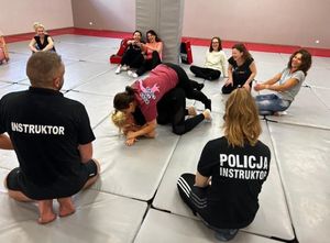 Zdjęcie przedstawiające policjantkę i policjanta, w trakcie prowadzenia zajęć z pracownikami służby zdrowia.