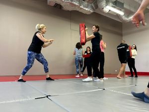 Zdjęcie przedstawiające policjanta, w trakcie prowadzenia zajęć z pracownikami służby zdrowia.