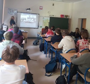 Policjantka ruchu drogowego w ramach działań edukacyjno – profilaktycznych spotkała się z uczniami Liceum Ogólnokształcącego nr.5. Zajęcia miały na celu uświadomienie młodzieży, jak istotna jest odpowiedzialność za kierownicą oraz znajomość przepisów drogowych, zwłaszcza wśród przyszłych i początkujących kierowców.