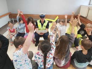 W trosce o bezpieczeństwo najmłodszych uczestników ruchu drogowego policjantka z gdyńskiej drogówki w Szkole Podstawowej nr.13 przeprowadziła zajęcia edukacyjne dla uczniów klas 1-3. Spotkanie odbyło się w ramach działań ,, Jednośladem bezpiecznie do celu’’, której celem jest podnoszenie świadomości, że kierujący jednośladami są niechronionymi uczestnikami ruchu drogowego.