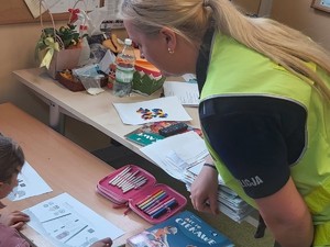 W trosce o bezpieczeństwo najmłodszych uczestników ruchu drogowego policjantka z gdyńskiej drogówki w Szkole Podstawowej nr.13 przeprowadziła zajęcia edukacyjne dla uczniów klas 1-3. Spotkanie odbyło się w ramach działań ,, Jednośladem bezpiecznie do celu’’, której celem jest podnoszenie świadomości, że kierujący jednośladami są niechronionymi uczestnikami ruchu drogowego.
