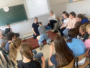 Policjantka z Komendy Miejskiej Policji w Gdyni odwiedziła uczniów klasy piątej ze Szkoły Podstawowej nr 8. Spotkanie miało wyjątkowy charakter, nie była to zwykła rozmowa z funkcjonariuszką, lecz prawdziwa lekcja życia. Głównym tematem była pierwsza pomoc, umiejętność, która może uratować zdrowie, a nawet życie.