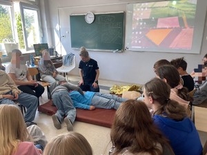 Policjantka z Komendy Miejskiej Policji w Gdyni odwiedziła uczniów klasy piątej ze Szkoły Podstawowej nr 8. Spotkanie miało wyjątkowy charakter, nie była to zwykła rozmowa z funkcjonariuszką, lecz prawdziwa lekcja życia. Głównym tematem była pierwsza pomoc, umiejętność, która może uratować zdrowie, a nawet życie.