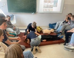 Policjantka z Komendy Miejskiej Policji w Gdyni odwiedziła uczniów klasy piątej ze Szkoły Podstawowej nr 8. Spotkanie miało wyjątkowy charakter, nie była to zwykła rozmowa z funkcjonariuszką, lecz prawdziwa lekcja życia. Głównym tematem była pierwsza pomoc, umiejętność, która może uratować zdrowie, a nawet życie.