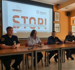 Wczoraj w Centrum Aktywności Seniora w Gdyni , odbyła się debata społeczna, zorganizowana przez funkcjonariuszy z Komendy Miejskiej Policji w Gdyni w ramach projektu ,, Zaciśnienie współpracy ze społecznością i uspołecznianiem działań Policji. Tematem przewodnim spotkania  było ,, Bezpieczeństwo seniorów’’.