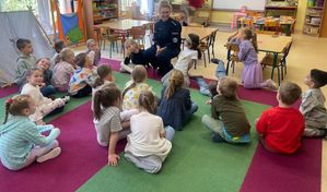 Zdjęcie przedstawiające policjantkę podczas spotkania z przedszkolakami.