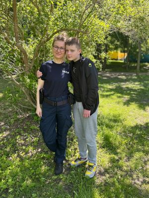 Zdjęcie przedstawiające policjantkę ze swoim dzieckiem.
