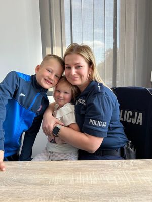 Zdjęcie przedstawiające policjantkę ze swoimi dziećmi.