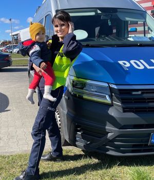 Zdjęcie przedstawiające policjantkę ze swoim dzieckiem.