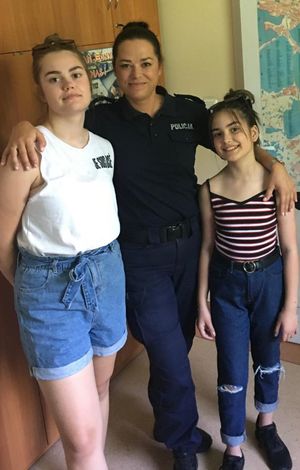 Zdjęcie przedstawiające policjantkę ze swoimi dziećmi.